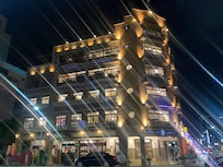 夜小雨でしたがホテルのまえから林百貨店を撮影しました。