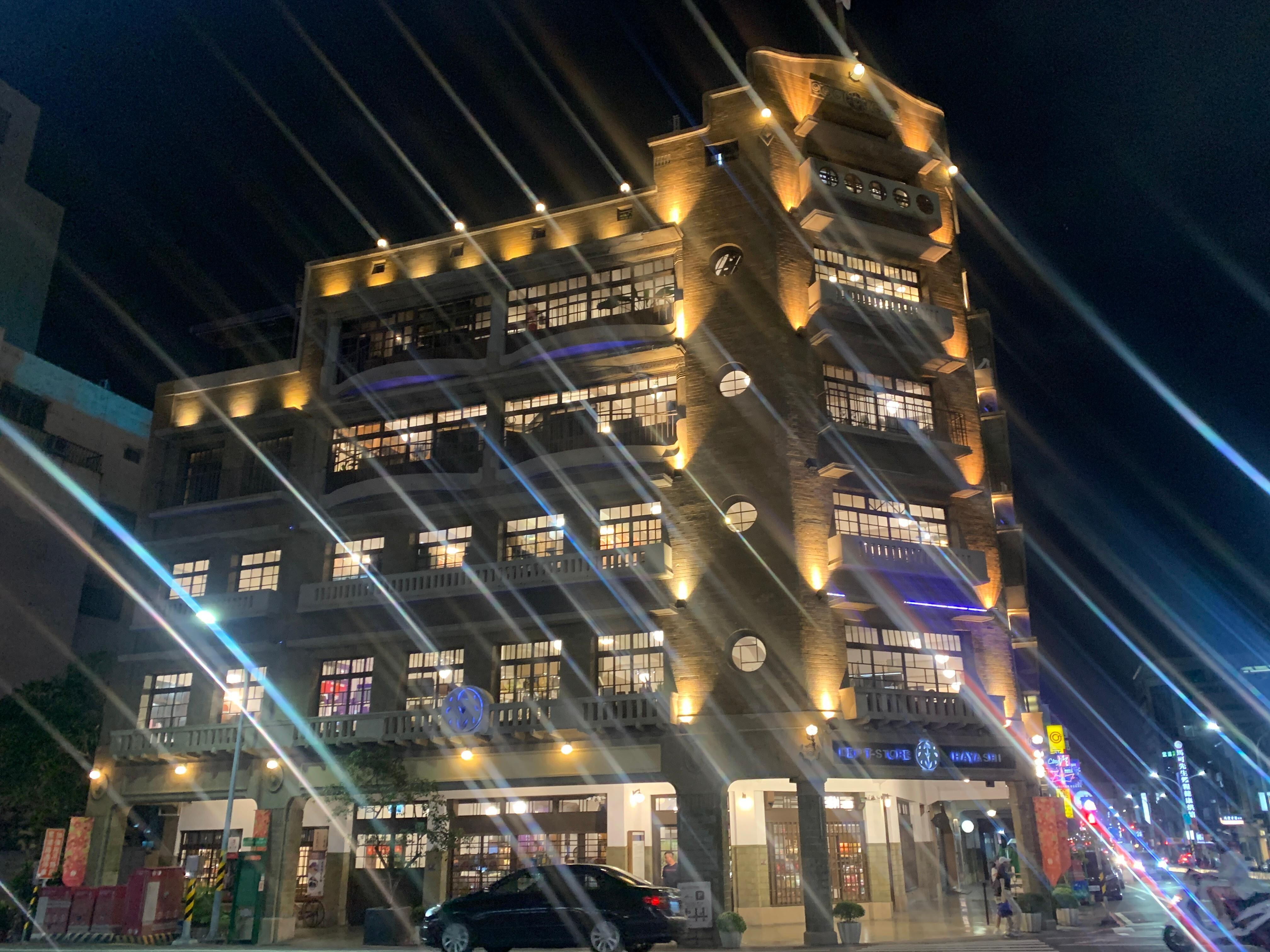 夜小雨でしたがホテルのまえから林百貨店を撮影しました。