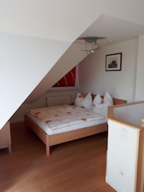 Schlafnische neben dem Wohnzimmer, zusätzlich zum separaten Schlafzimmer