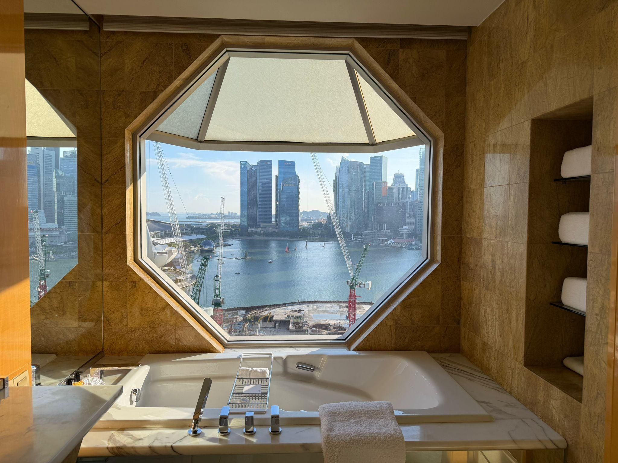 Gran bañera con una panoramica fantastica de la bay