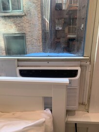 Air conditioning that’s old, noisy and blows directly onto the bed