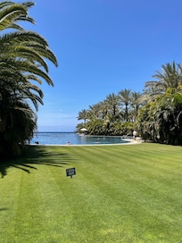 Utsikt mot det største bassenget (infinity pool).
