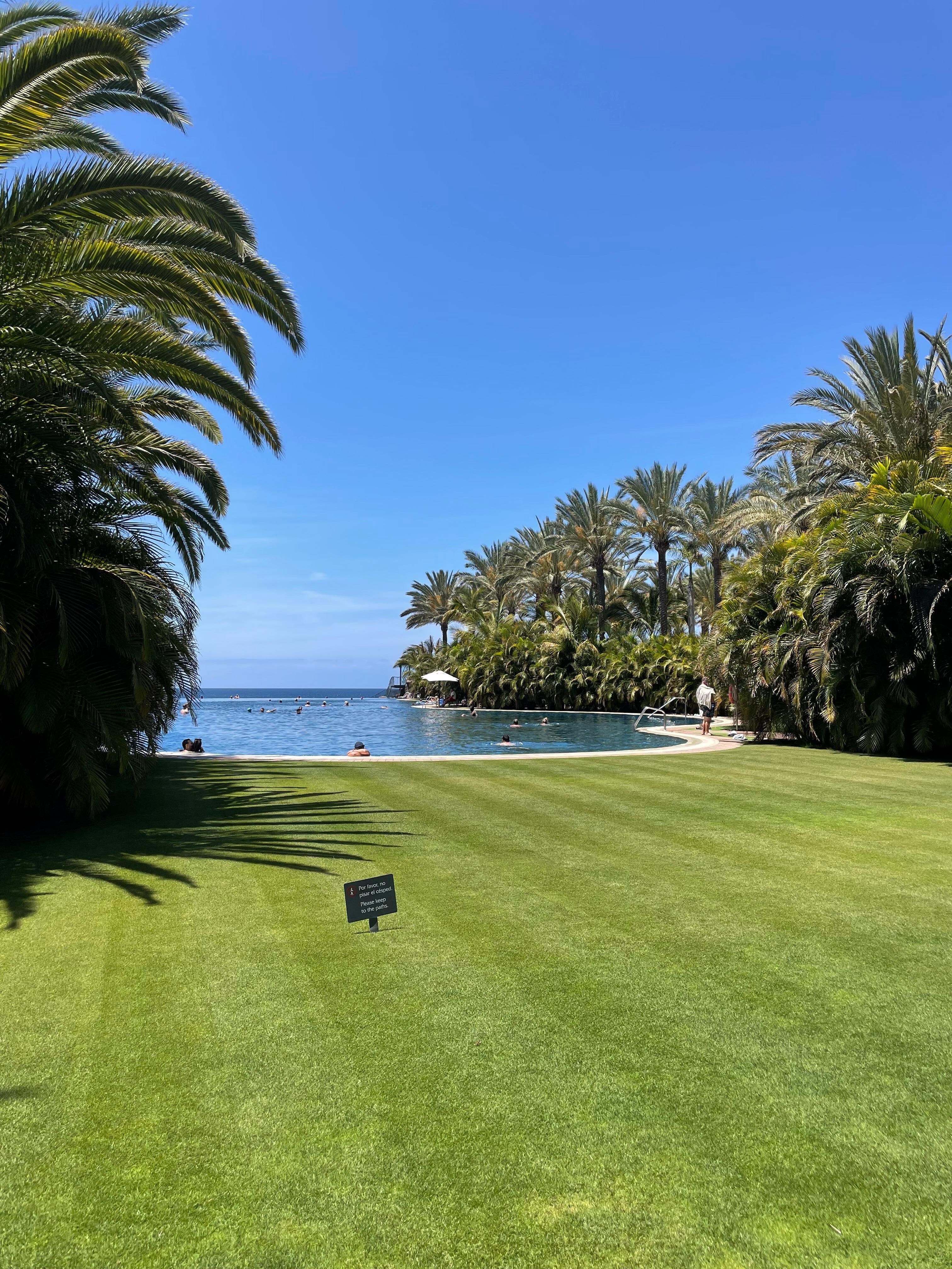 Utsikt mot det største bassenget (infinity pool).
