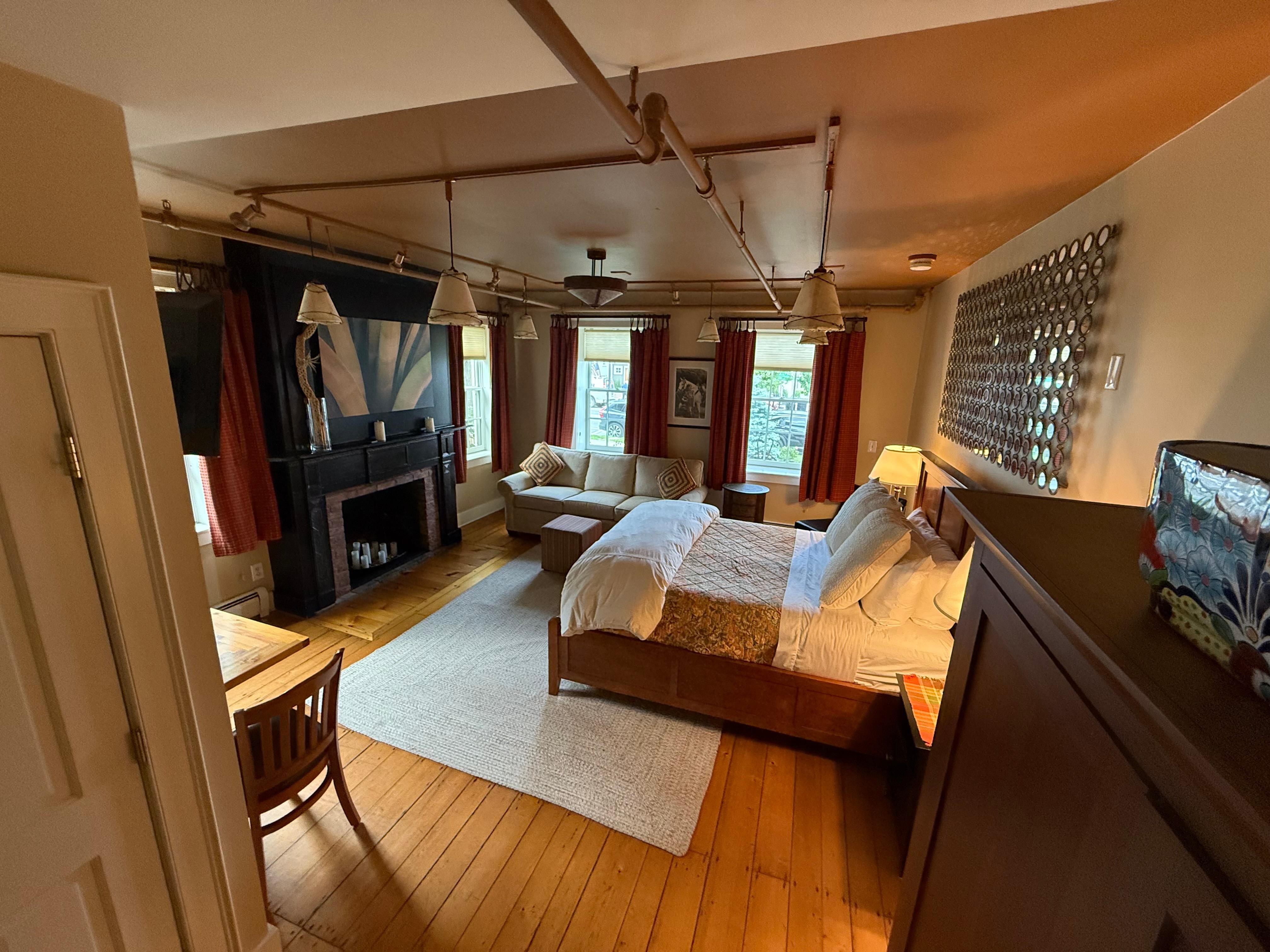 Separate entrance to “the lounge” room. 