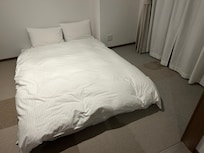 日式房間即係將床褥掉落地下 (地氈仲要有漬)