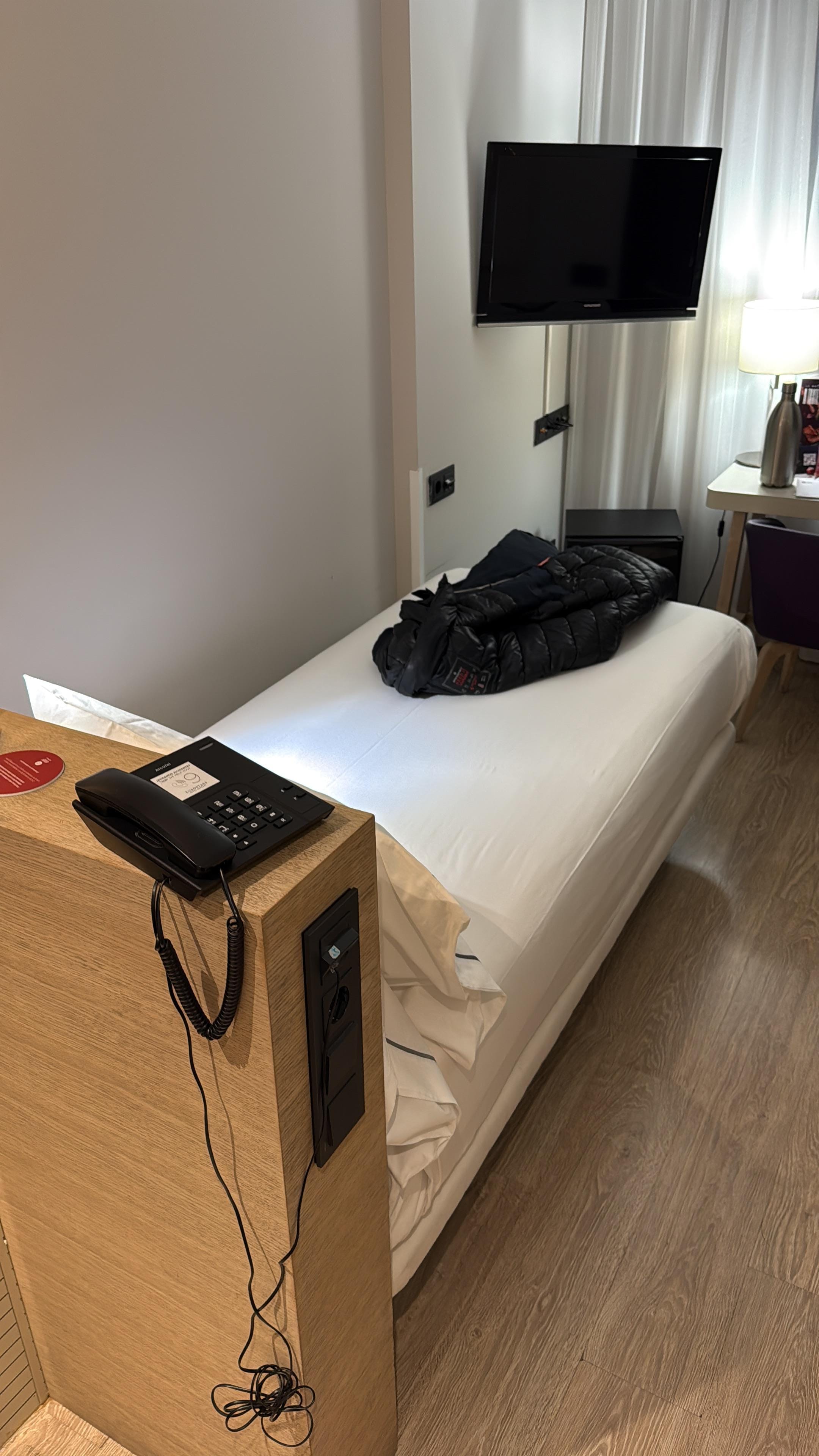 Cama muy pequeña y el colchón horrible, te hundes y no fue posible descansar!!