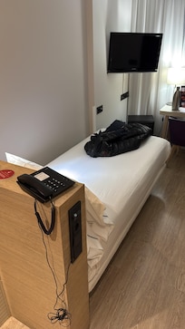 Cama muy pequeña y el colchón horrible, te hundes y no fue posible descansar!!