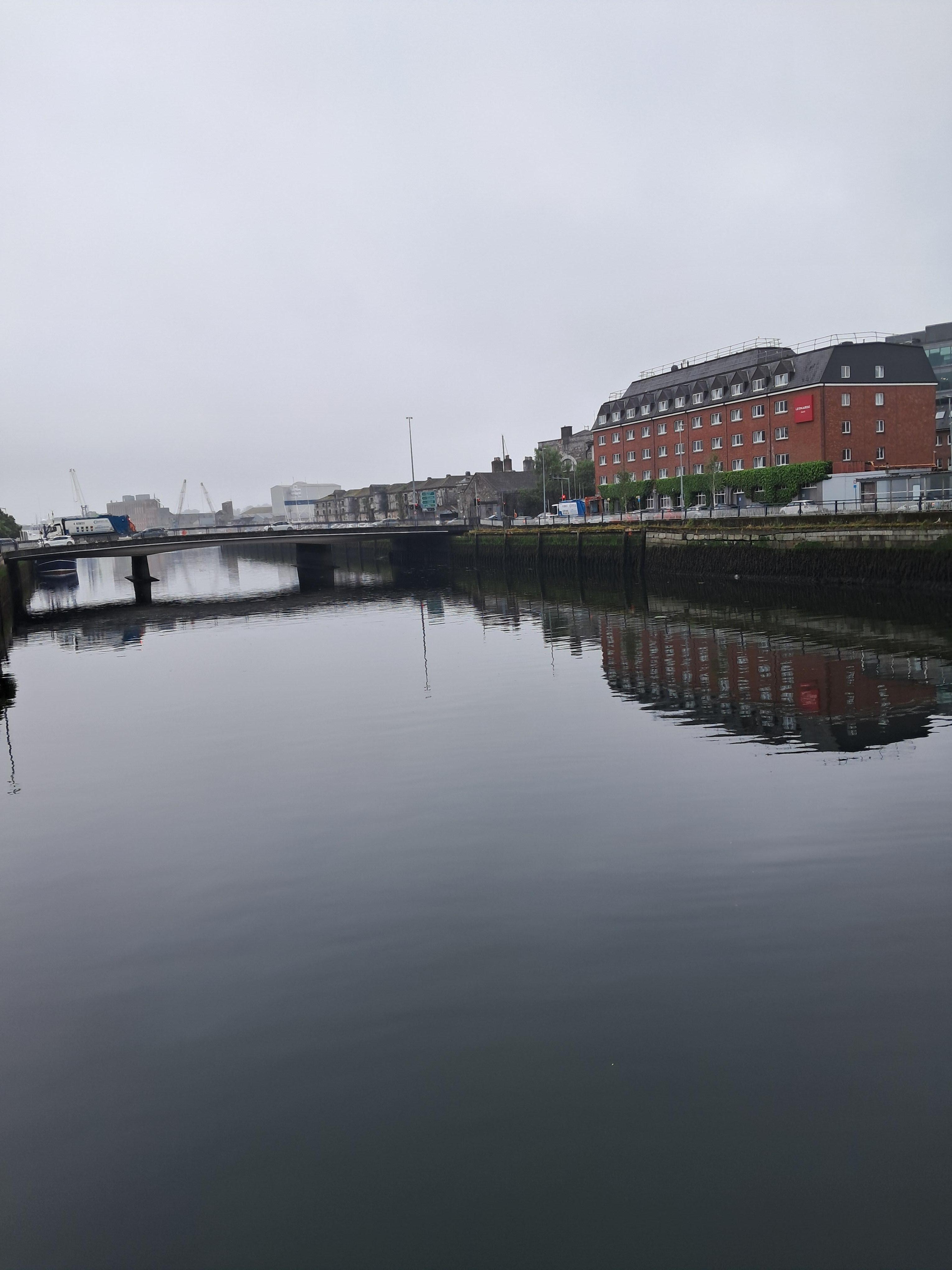 Leonardo Hotel Cork on iso punainen talo, joka sijaitsee Lee-joen rannalla