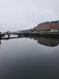 Leonardo Hotel Cork on iso punainen talo, joka sijaitsee Lee-joen rannalla