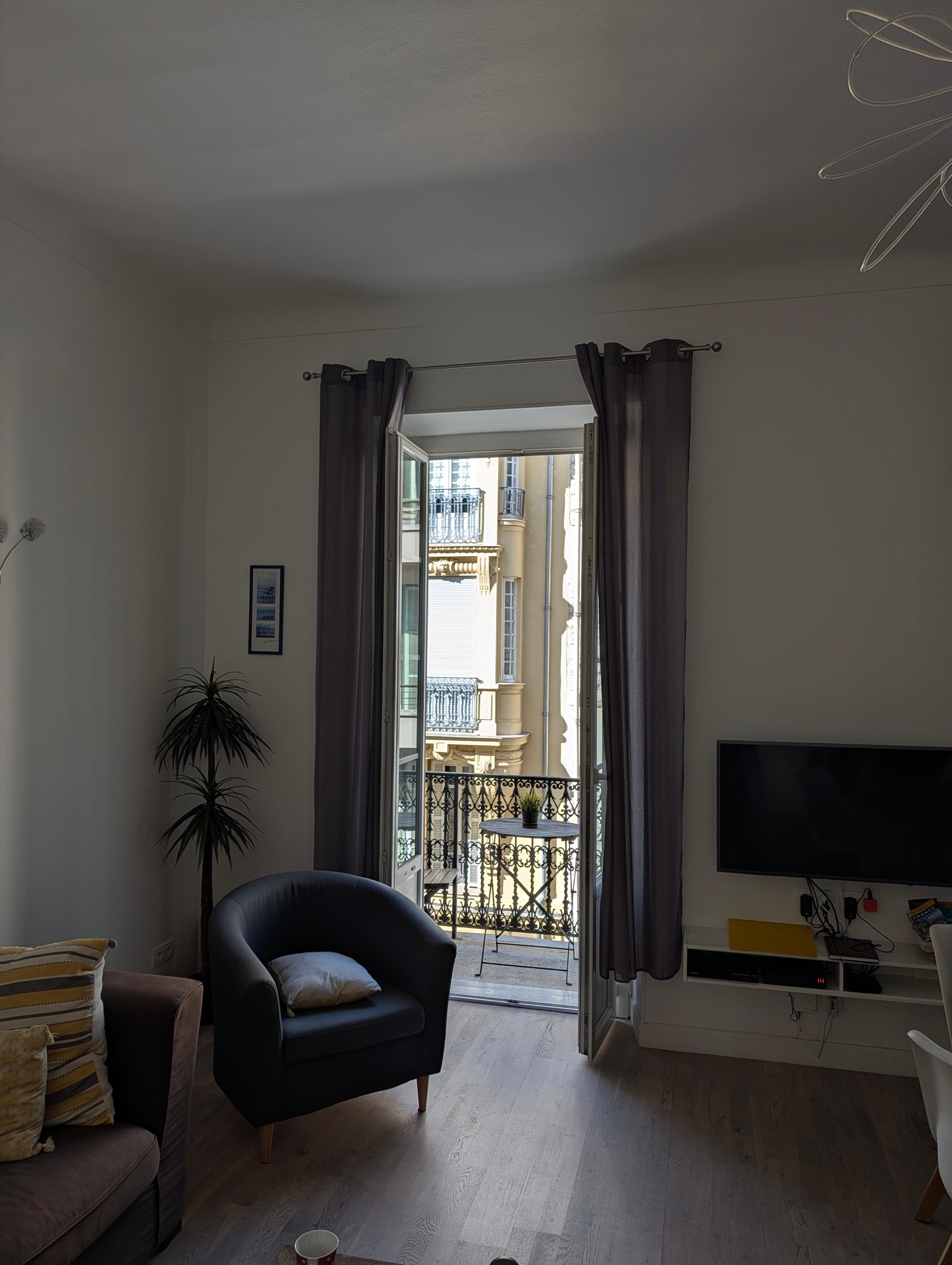 Comfortable living room, with great Wifi and Orange TV.