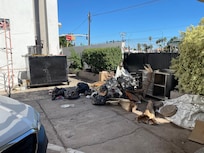Justo frente a la habitaciĂłn 143, acumulamiento de basura que genera fauna nociva y malos olores