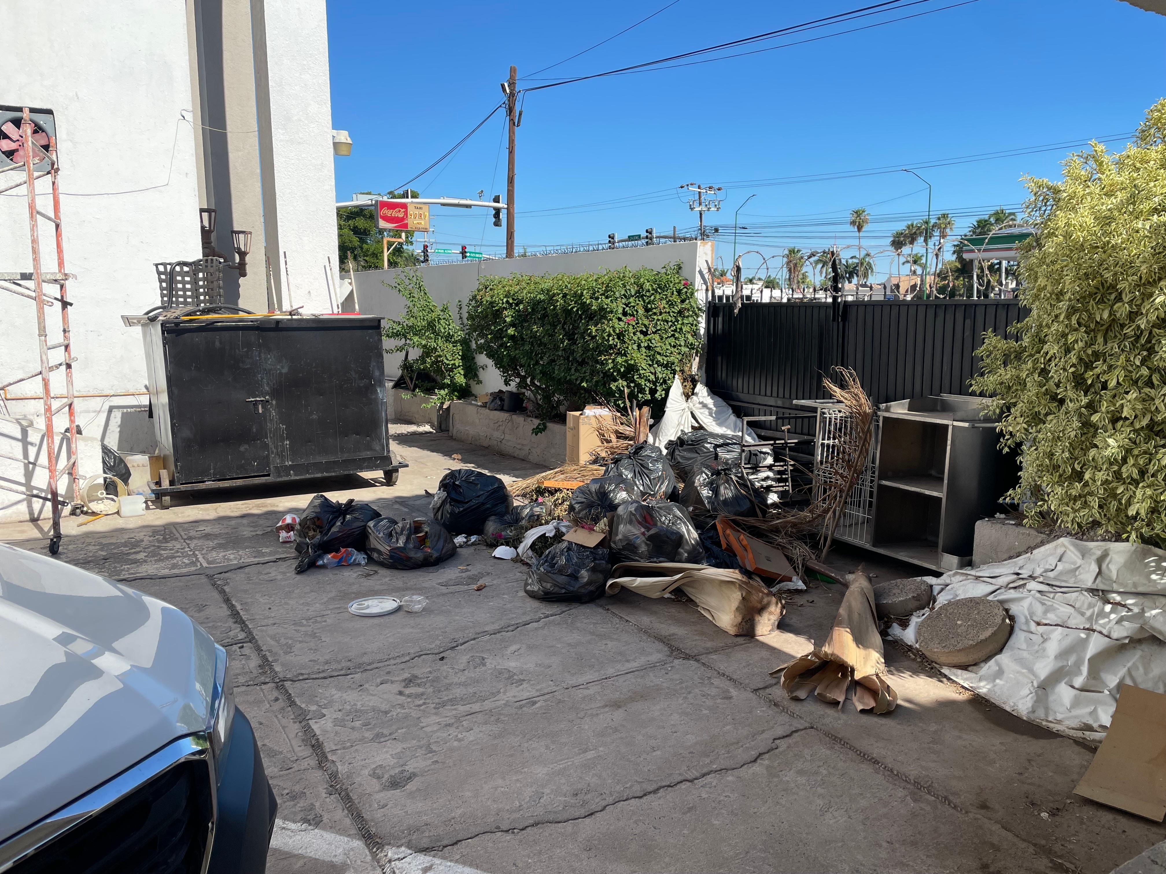 Justo frente a la habitación 143, acumulamiento de basura que genera fauna nociva y malos olores