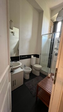 Sauberes, großes Bad.