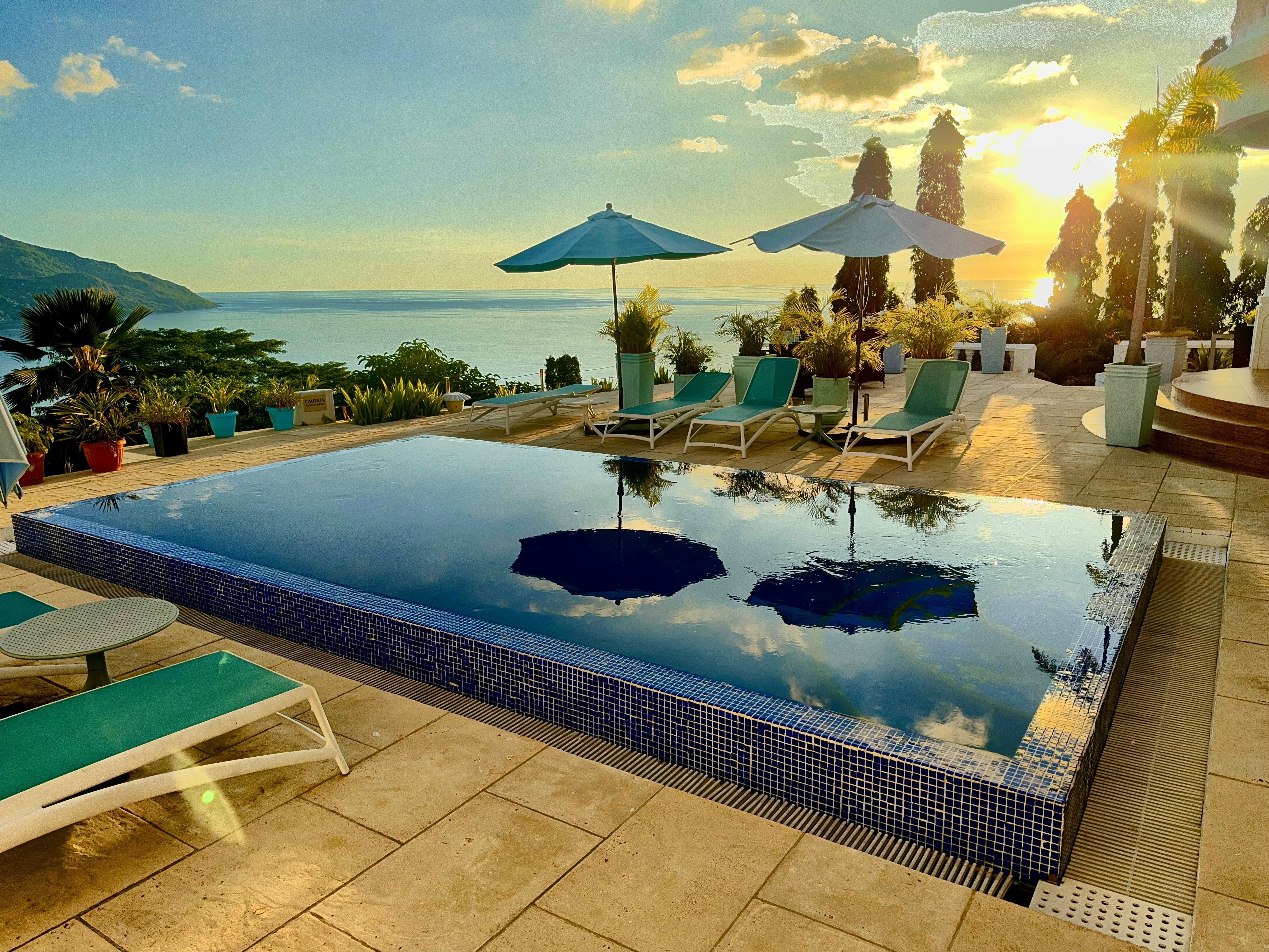 Pool kurz vor Sonnenuntergang