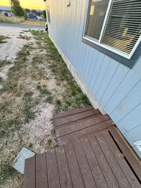 Exterior is dirt and weeds. Owner would not give us the actual address until we were 3 days from the reservation.
Misleading