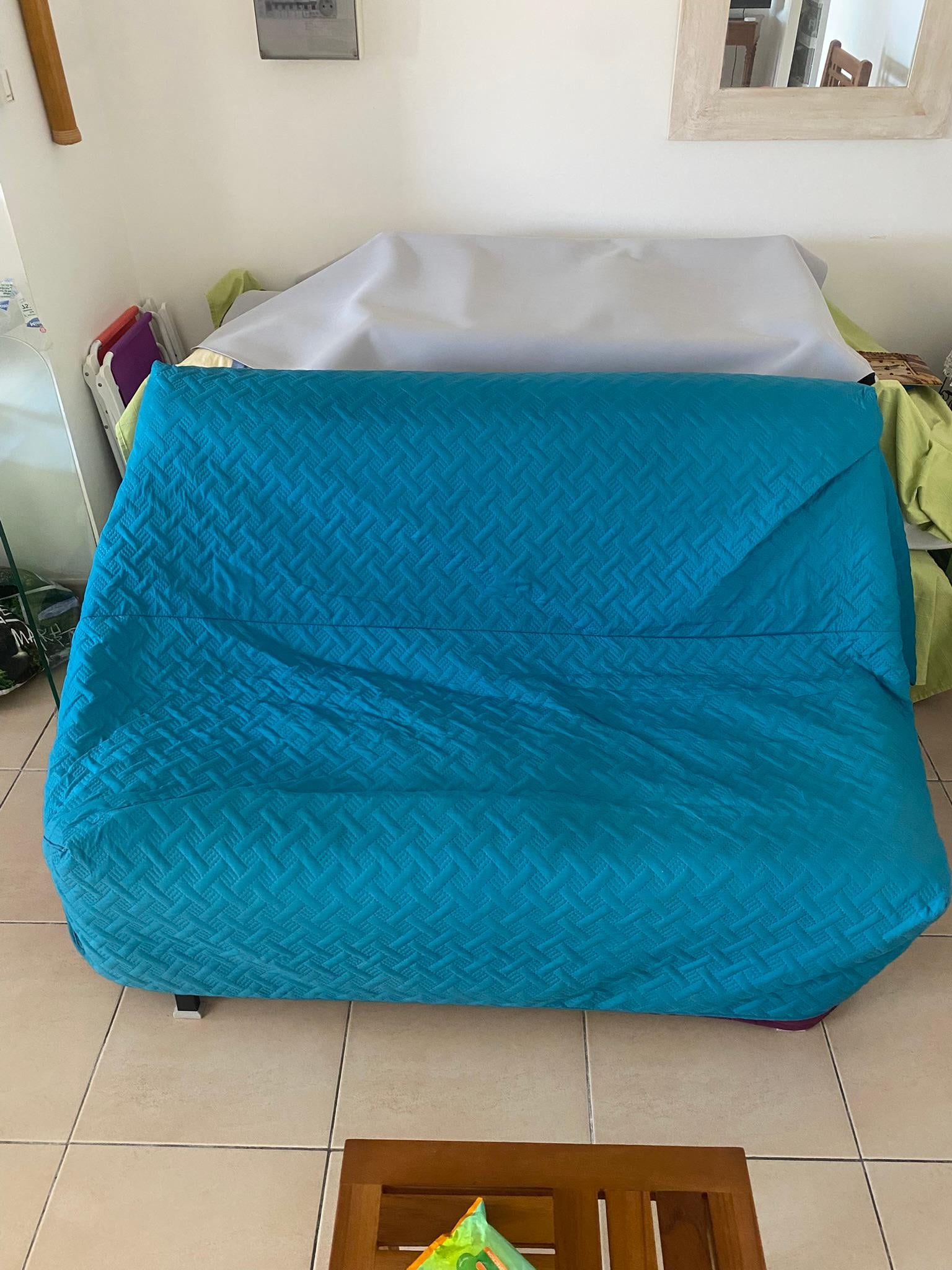 Klik Klak, supposed other sofa (2 single beds behind)