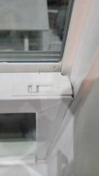 Vs other side of window that doesn't causing the window to seperate from guide and pop out of place.