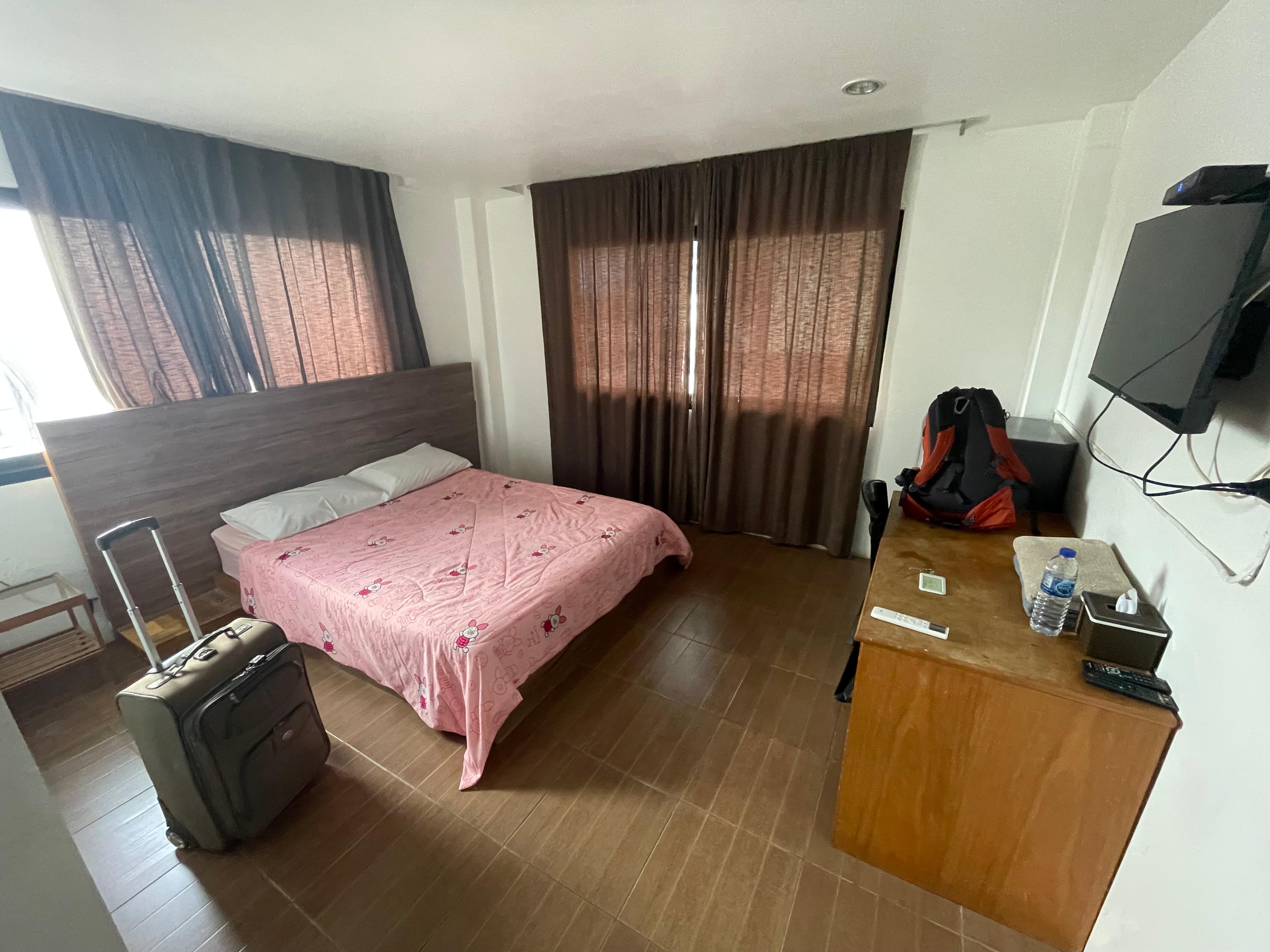 清掃はされていますが、カーテンもリネンも穴が空いてボロボロになっています。