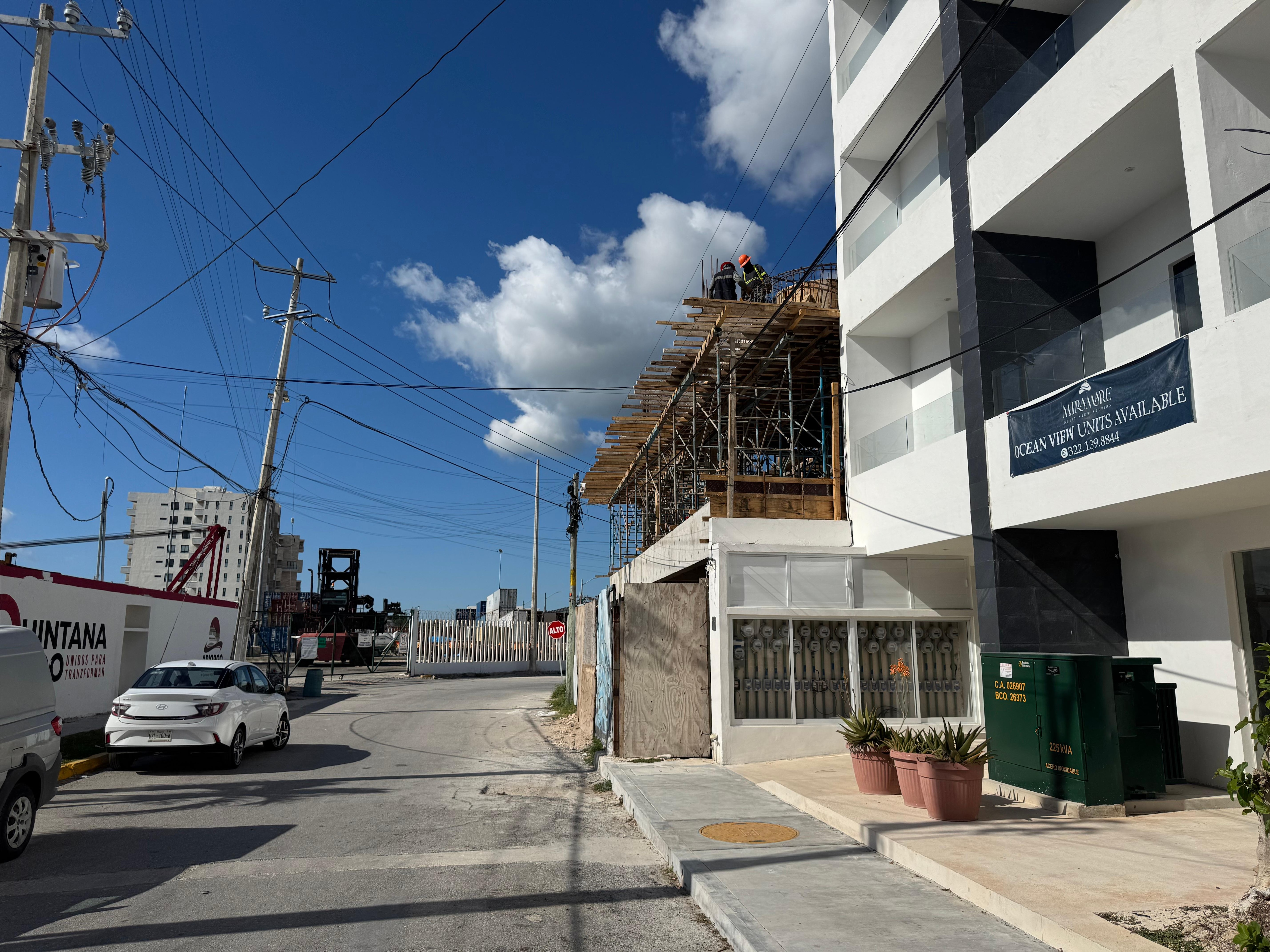 Direkt am Kontainerhafeb