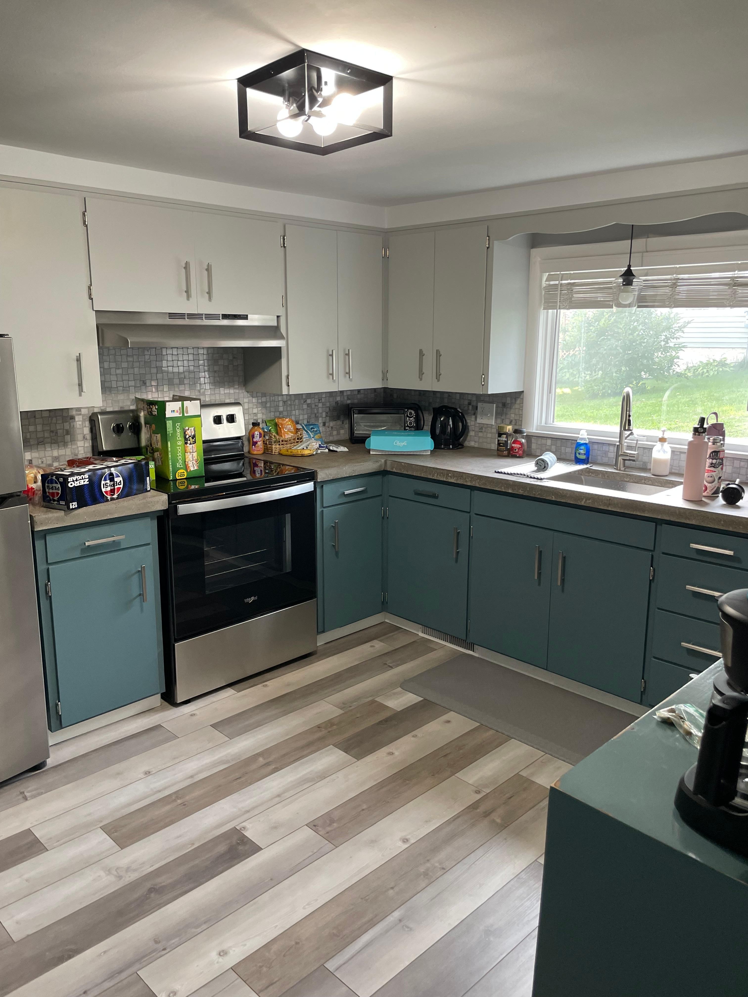 Kitchen, fully stocked!