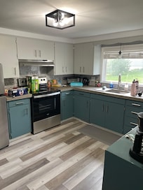 Kitchen, fully stocked!