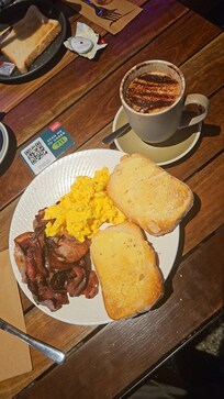 Scrambled eggs with bacon