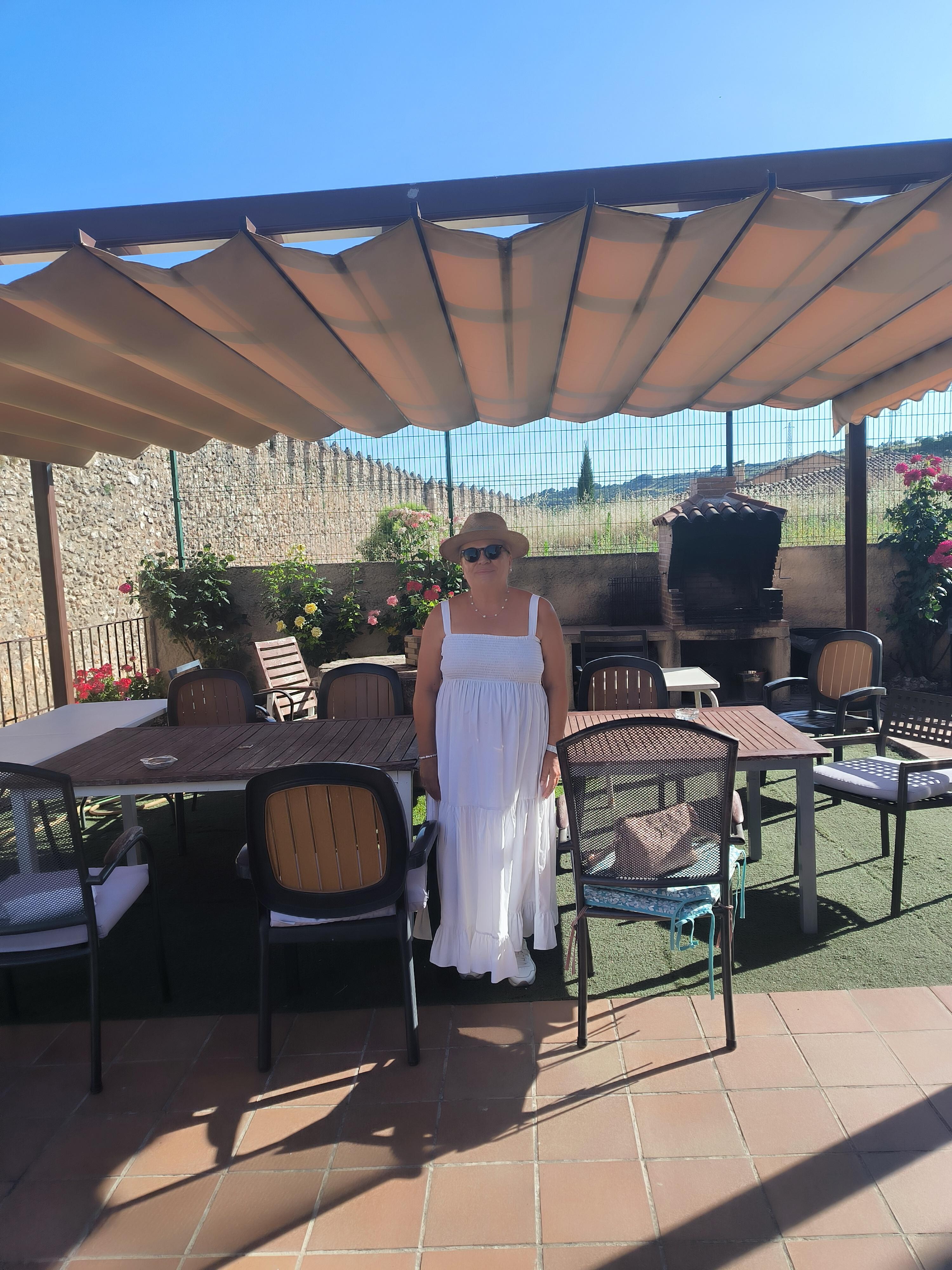 jardín con zona de estar muy agradable. Murallas medievales la rodean