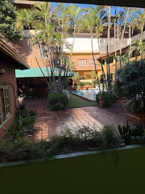 Eu tirei a área da piscina porque eu achei muito bonita. E lá tem churrasqueira se quiser usar.
