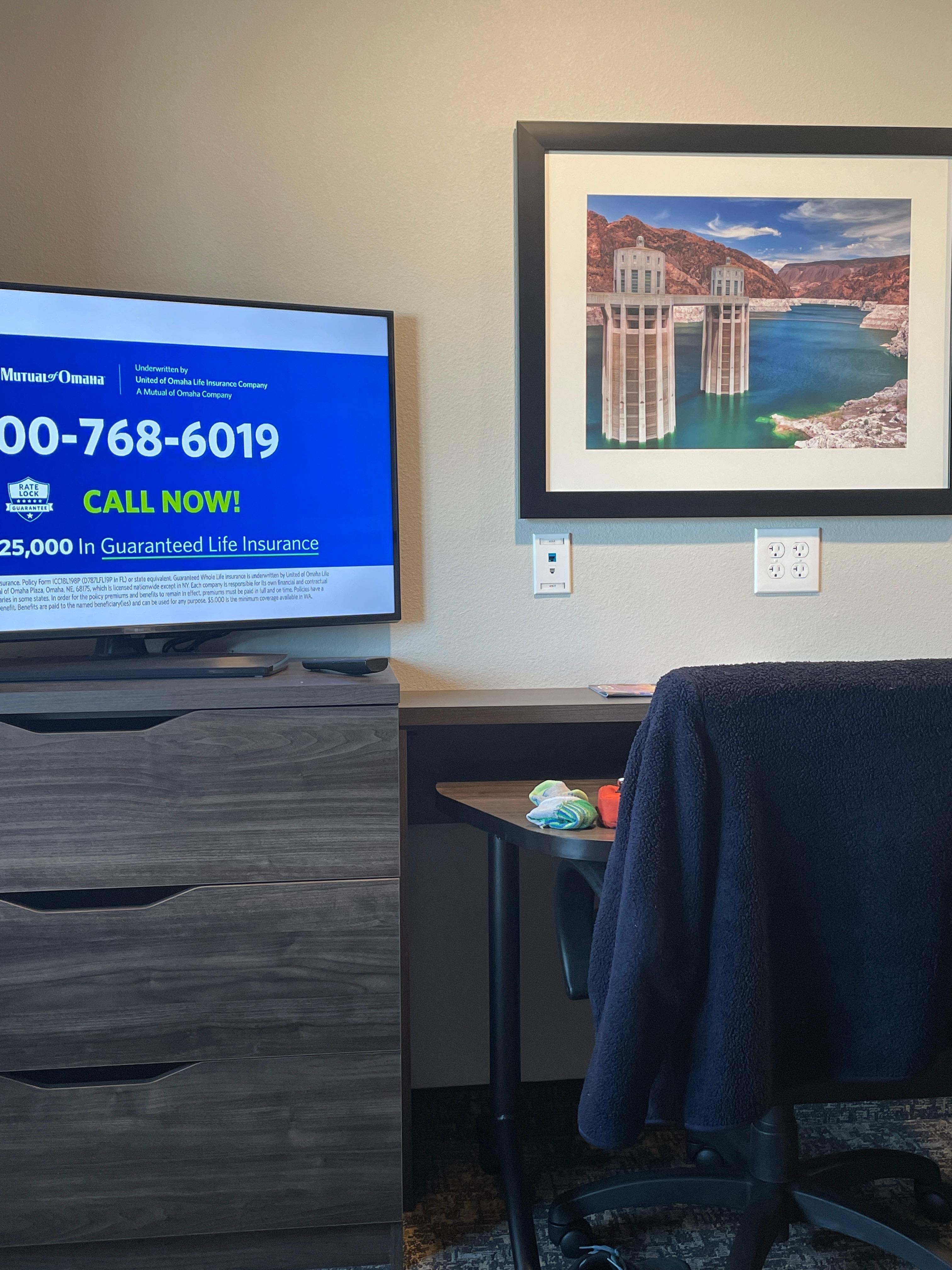 TV and desk are very convenient!