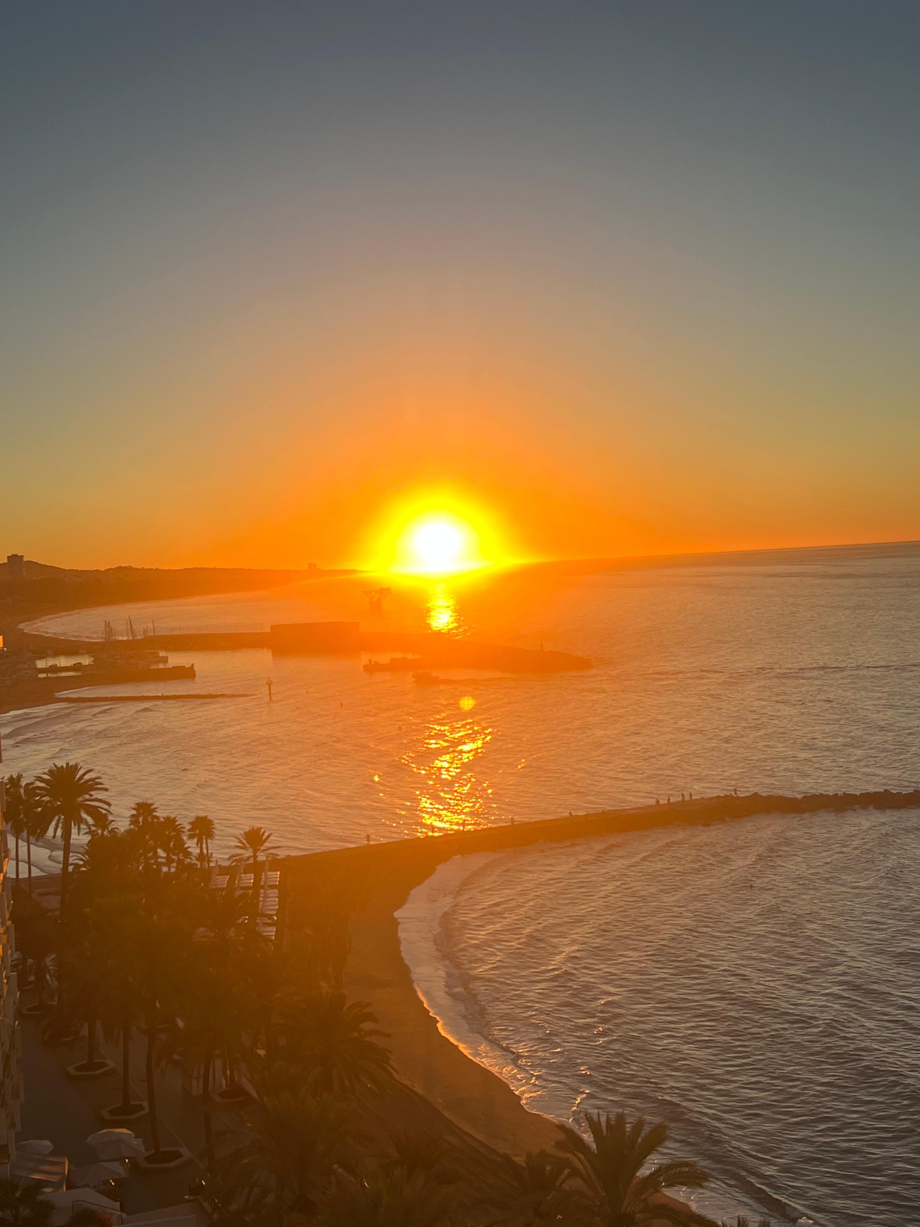 Underbar soluppgång vid frukosten