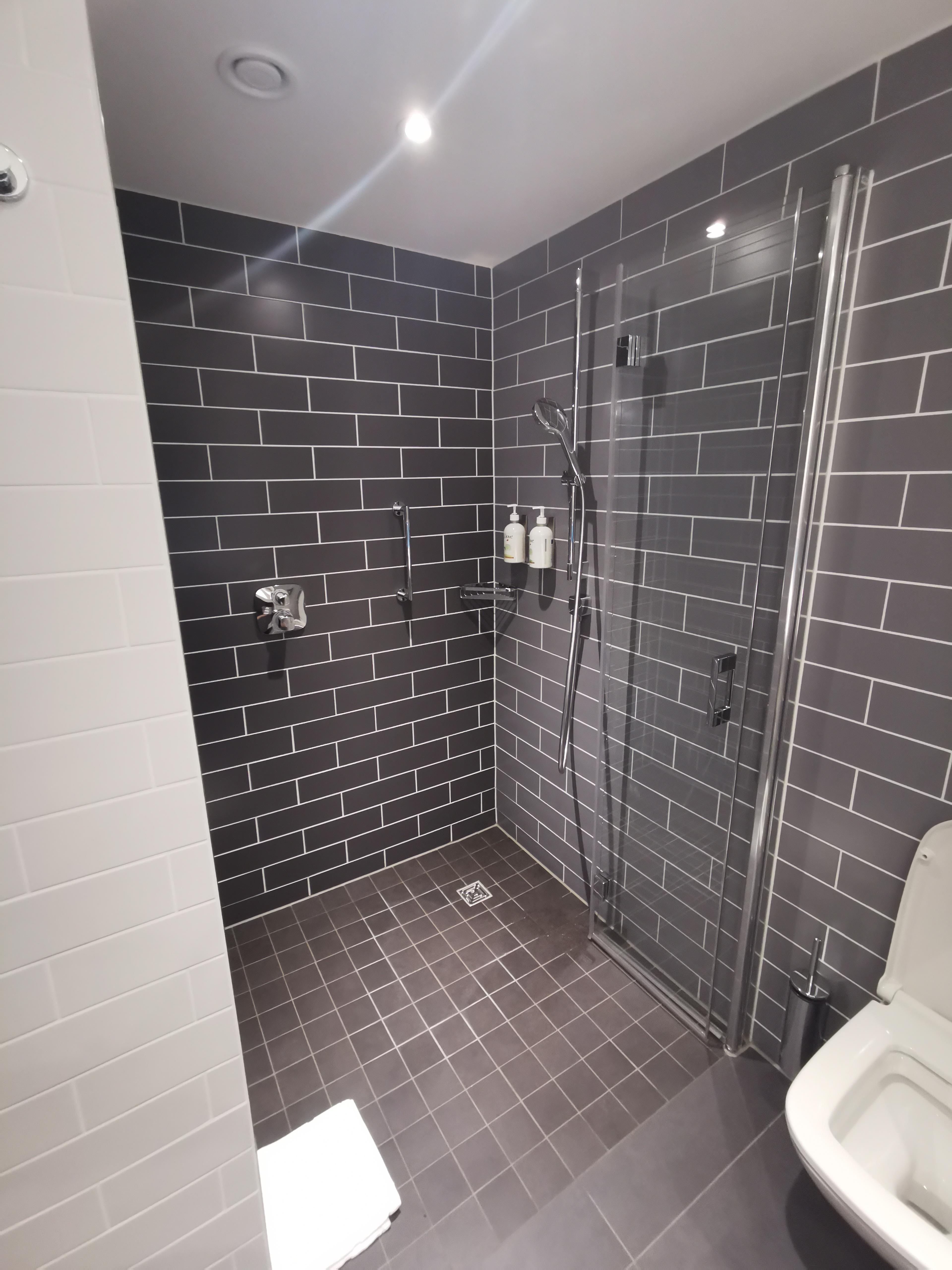 Schöne große Dusche