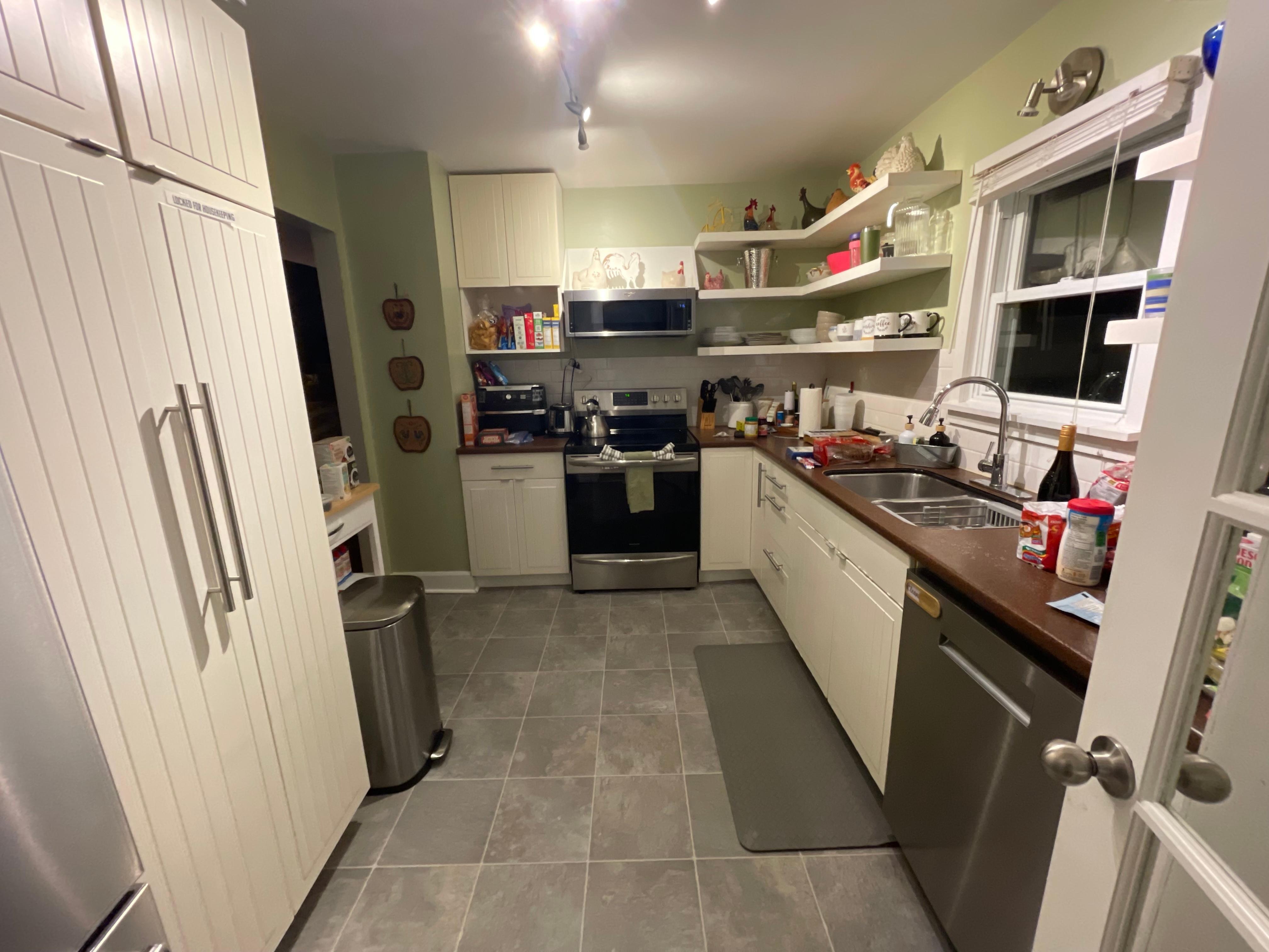 Spacious kitchen, well stocked.