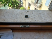 escrementi colombi sul davanzale