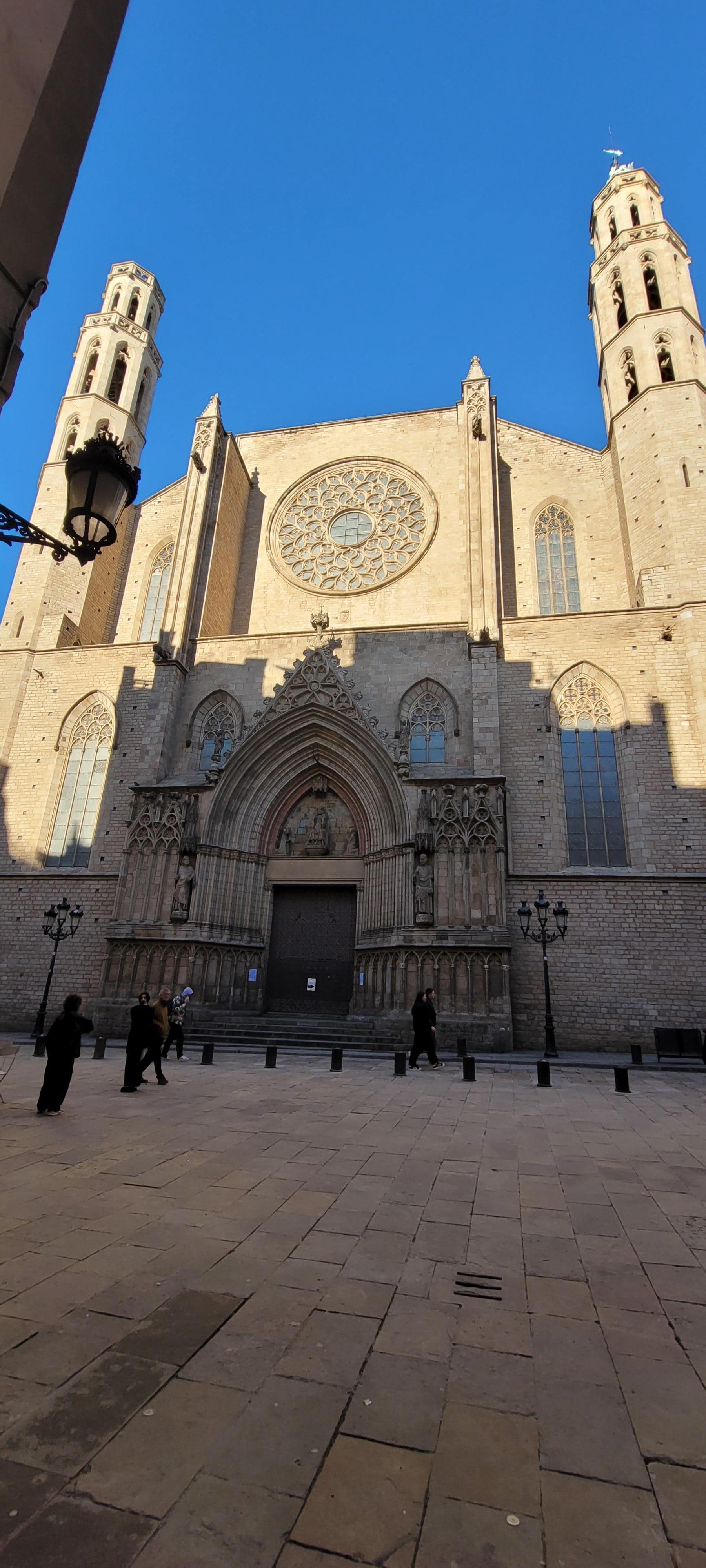 Barcelona Cathedral (5 mins away)