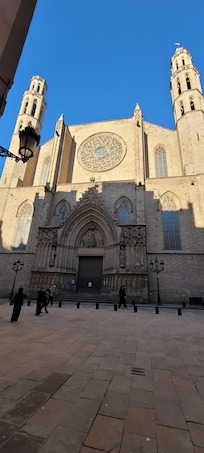 Barcelona Cathedral (5 mins away)
