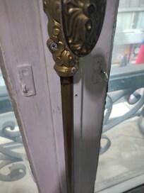 Travas de fechamento das janelas, ineficientes, e ou quebradas.