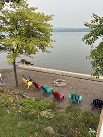 Walk-in access to beach. Water exceptionally clean and beach area was shallow enough for kids to walk into...