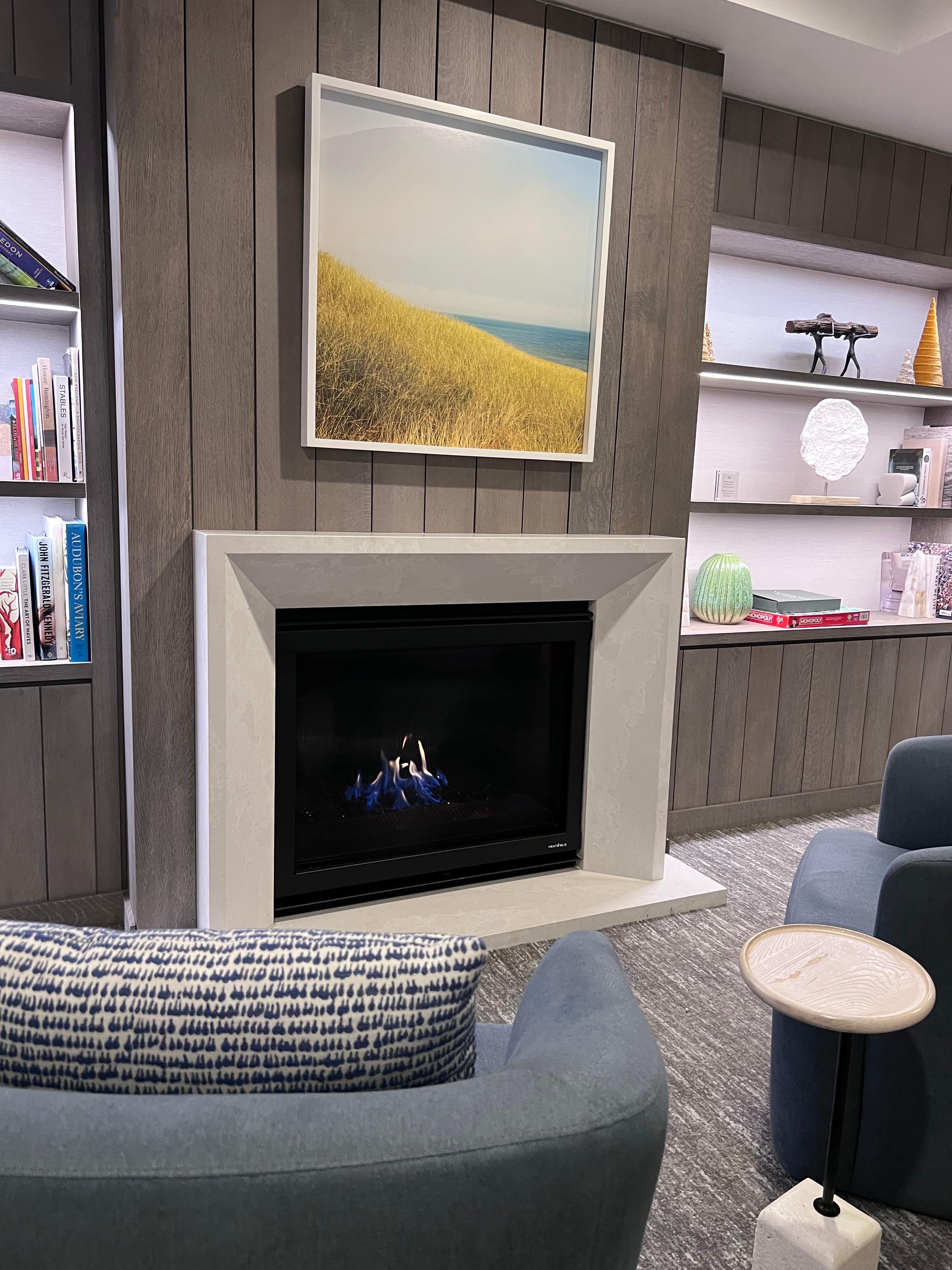 Sitting area with a fireplace 