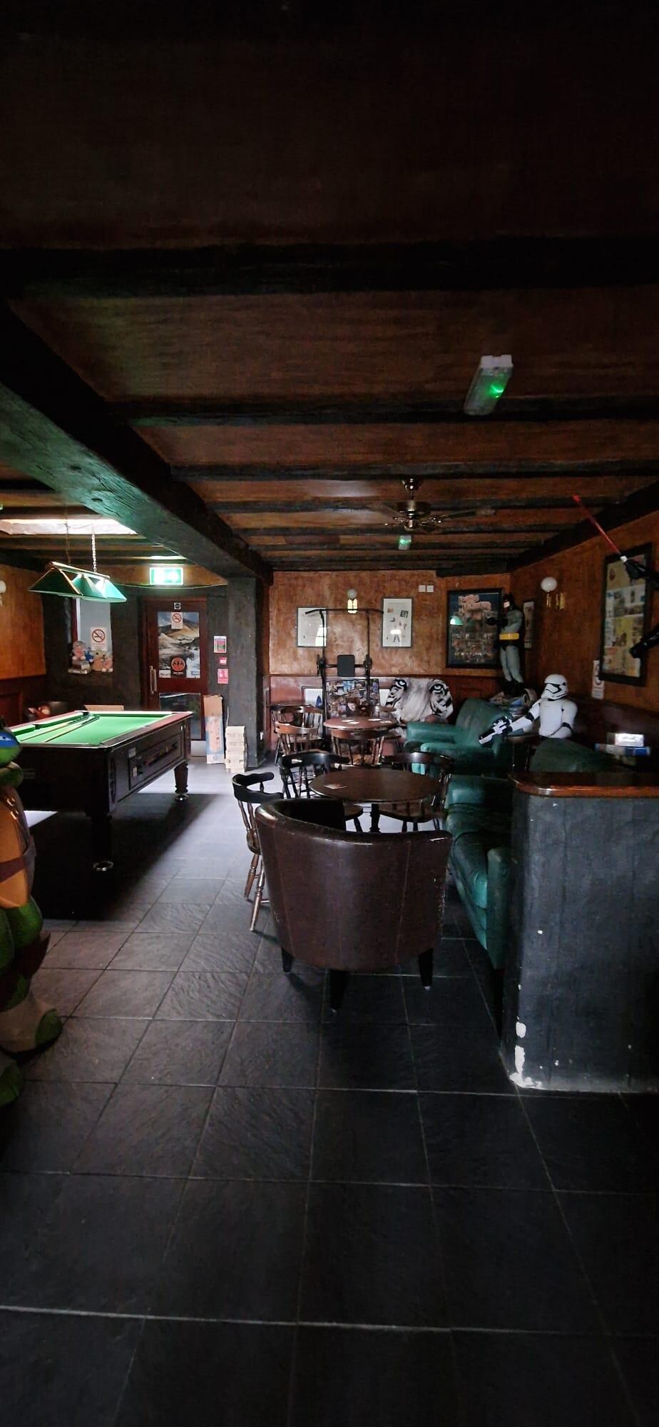 Aufenthaltsraum mit Billard