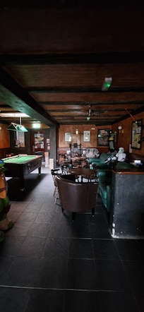 Aufenthaltsraum mit Billard