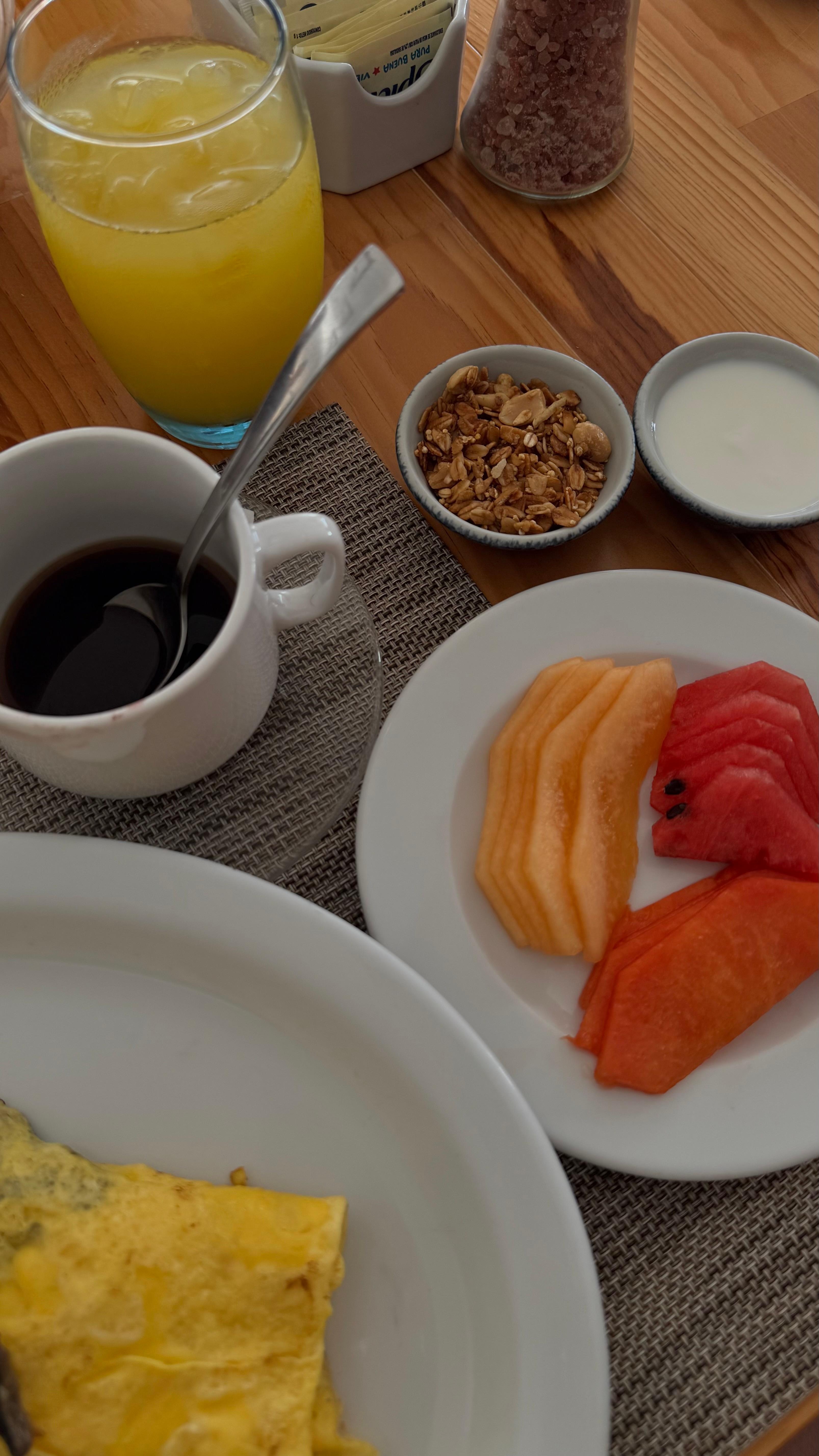 Desayuno continental, eso es todo lo que incluye.