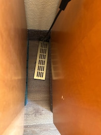 Irgendein Lüftungsgitter lag im Zimmer rum