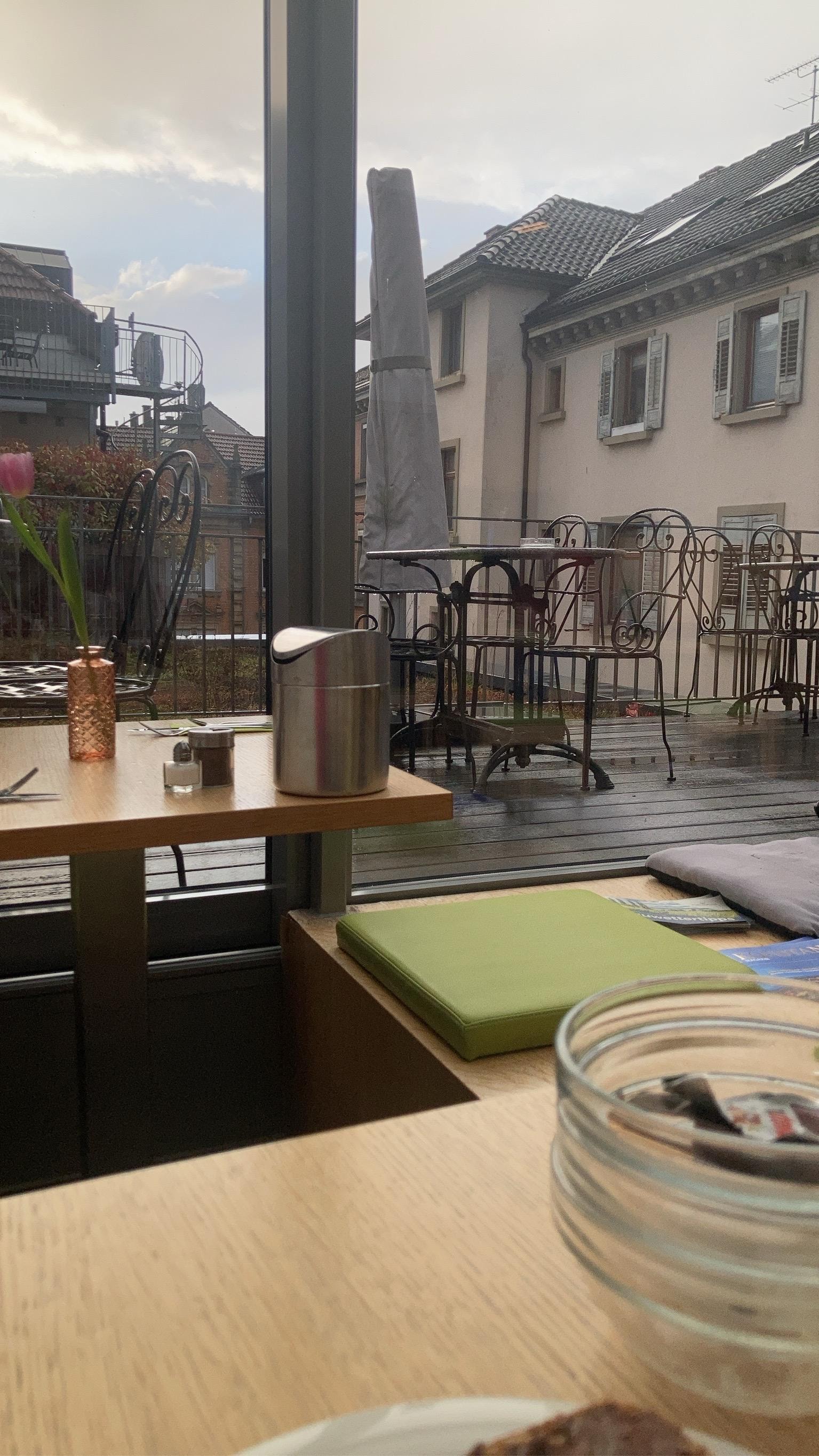 Der Wintergarten, wo man auch draußen essen könnte, wenn es das Wetter erlaubt. 