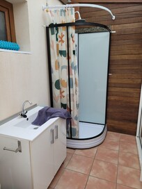 Deuxième sdb dit l'annonce...sur terrasse arrière avec sanibroyeur et contrepente du coup ne s'ecoule pas