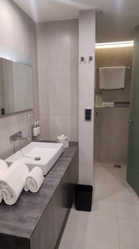 Baño super limpio, amenidades de calidad sanitario y regadera en distinta área.