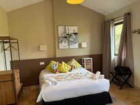 Single room with queen bed