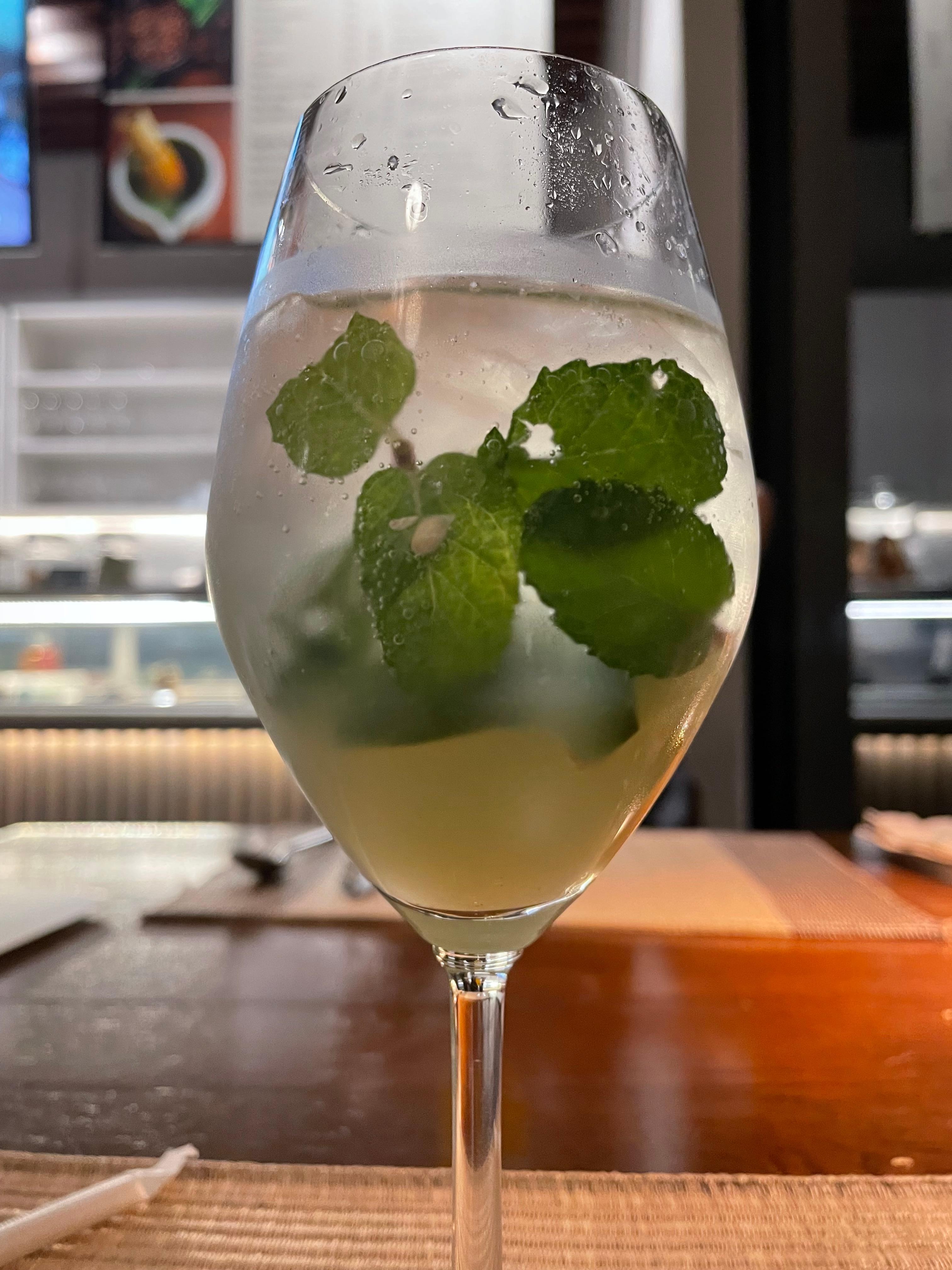 カクテルも豊富で飲んだものは美味しかったです