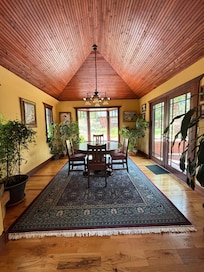 Gorgeous dining area.
