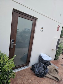 Ropas y basura de anteriores huespedes a nuestra entrada