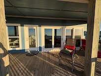 The house was really nice & loved the big windows looking out at the ocean